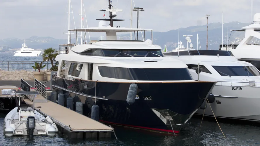 aquila-motor-yacht-san-lorenzo-2008-28m-bow