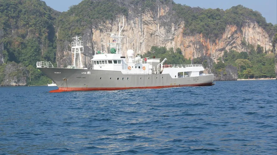sharkwater senshu maru yacht exterior