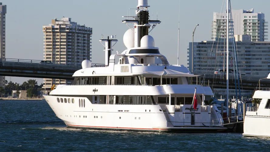 mylin-iv-motor-yacht-feadship-1992-61m-stern