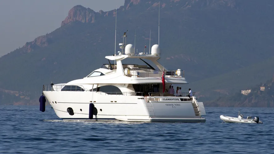 clementine-motor-yacht-ferretti-custom-line-97-2007-30m-stern