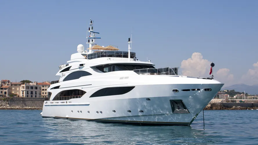 diane-motor-yacht-benetti-2007-43m-bow