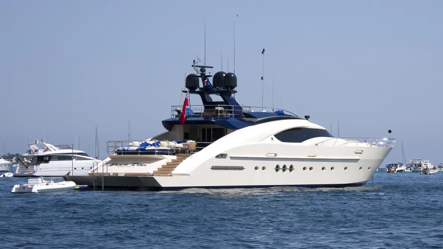 plus-too-motor-yacht-palmer-johnson-135-my-2008-41m-stern