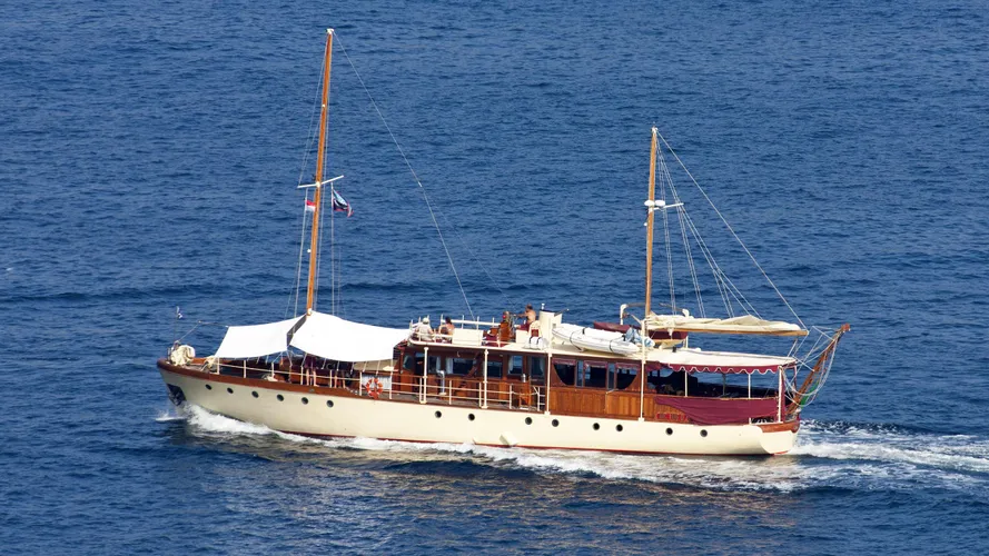 red-motor-yacht-silvers-1947-24m-profile-cruising