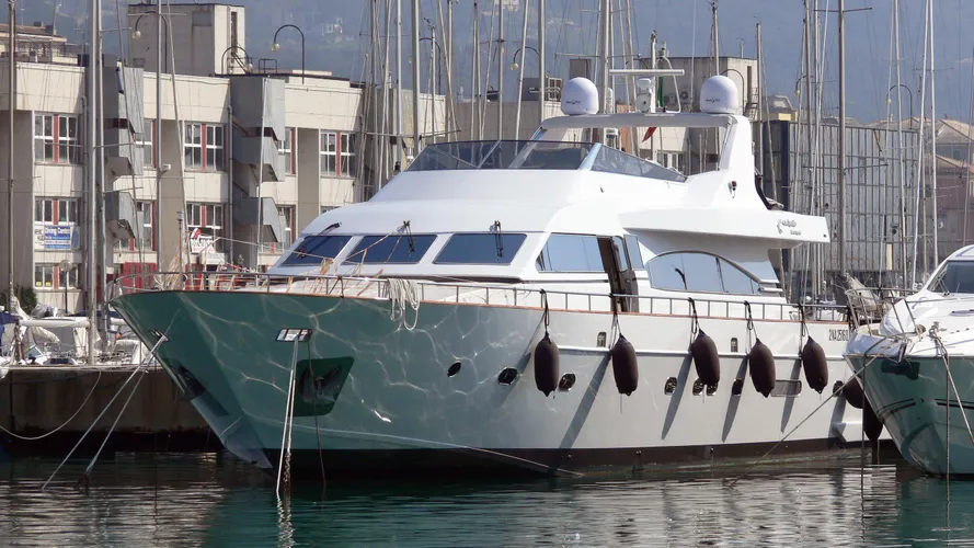 akios-motor-yacht-tigullio-castagnola-2014-28m-half-profile