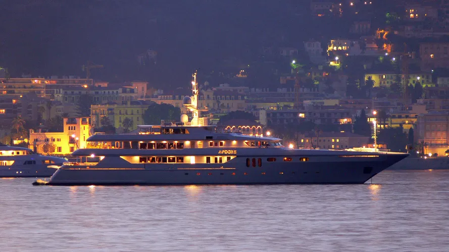apogee-motor-yacht-codecasa-2003-62m-profile-by-night
