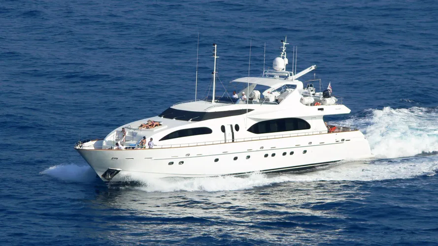ester-motor-yacht-falcon-115-2007-35m-cruising-half-profile