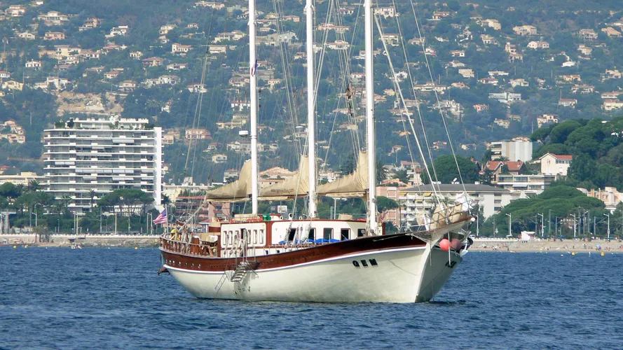 gem-sailing-yacht-aegean-1998-40m-bow