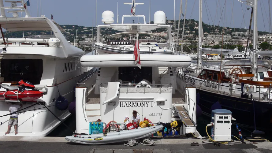 harmony-i-motor-yacht-horizon-drettmann-elegance-105-2001-32m-stern