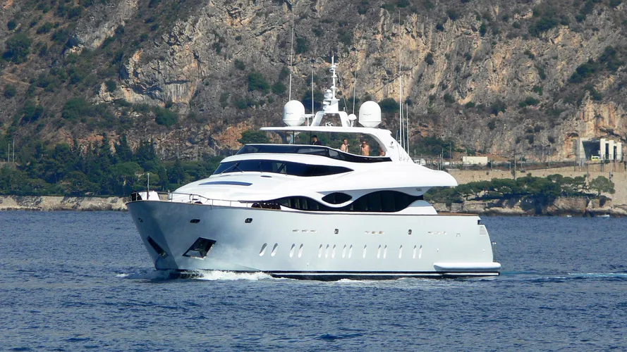 hunter-motor-yacht-maiora-38dp-2008-40m-cruising-bow