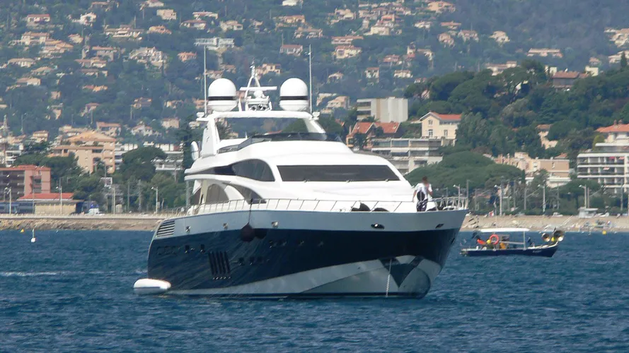 lis-motor-yacht-leopard-32-sport-2007-32m-bow