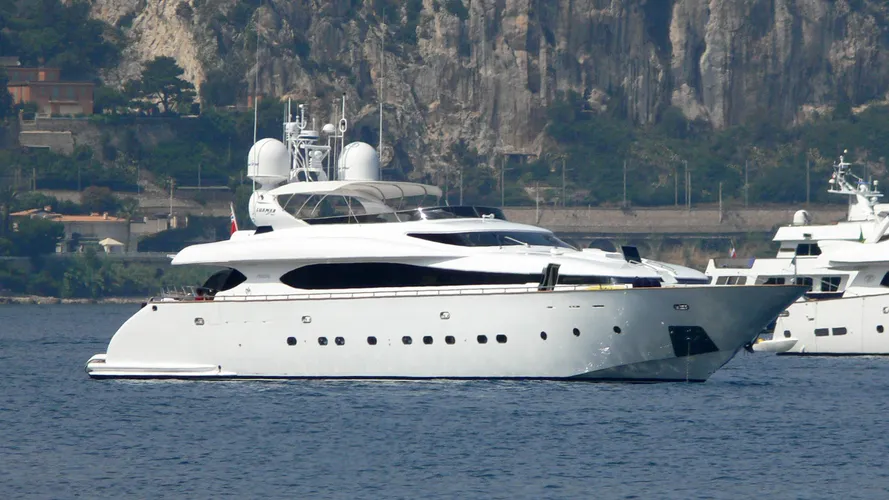 luamar-motor-yacht-maiora-31dp-2001-31m-half-profile