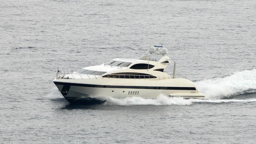 negara-motor-yacht-overmarine-omangusta-107-sport-cruising-half-profile