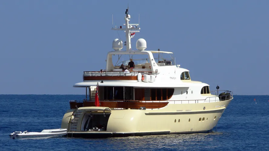 perla-nero-motor-yacht-cyrus-2007-33m-stern