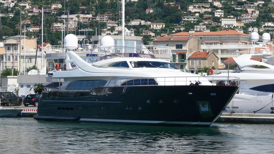 queen-of-sheba-motor-yacht-ferretti-custom-line-112-2006-34m-half-profile