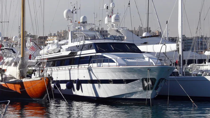 queen-south-motor-yacht-versilcraft-super-challenger-1987-30m-bow