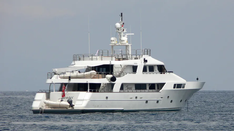 sensei-motor-yacht-mitsubishi-hi-1991-38m-stern