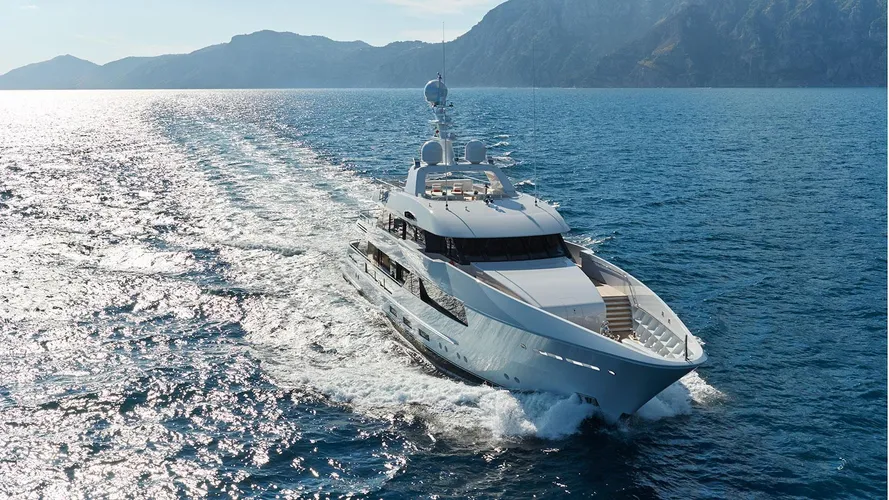 moon-sand-motor-yacht-feadship-2015-44m-cruising-bow