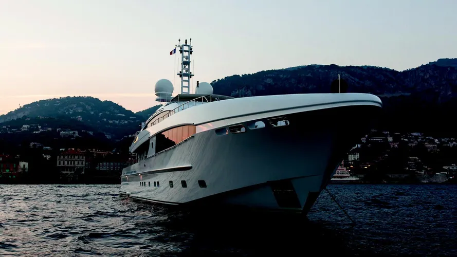 taurica-motor-yacht-heesen-2014-40m-bow