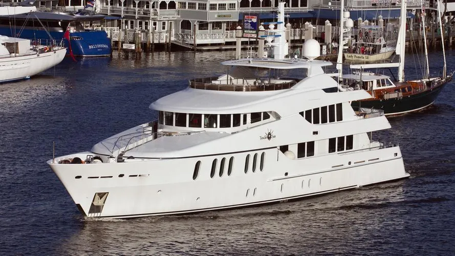 coco-viente-tuscan-sun-motor-yacht-izar-2006-45m-half-profile-bow