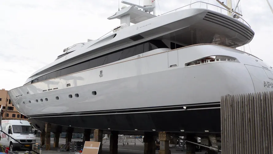 ro-v-an-motor-yacht-baglietto-2003-33m-stern-shipyard