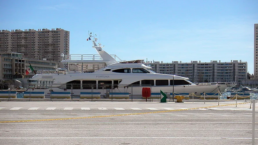 keiki-kai-motor-yacht-benetti-tradition-2005-30m-moored-profile