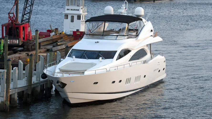 its-noon-somewhere-motor-yacht-sunseeker-2006-28m-bow