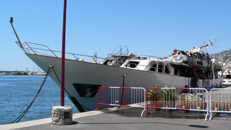 la-venetia-motor-yacht-benetti-1975-38m-half-profile-fire