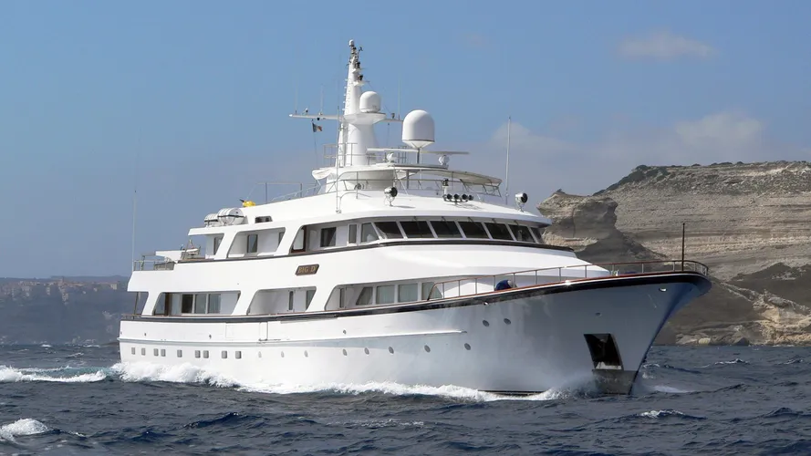 lady-rose-motor-yacht-hitachi-1986-45m-cruising-half-profile-before-refit