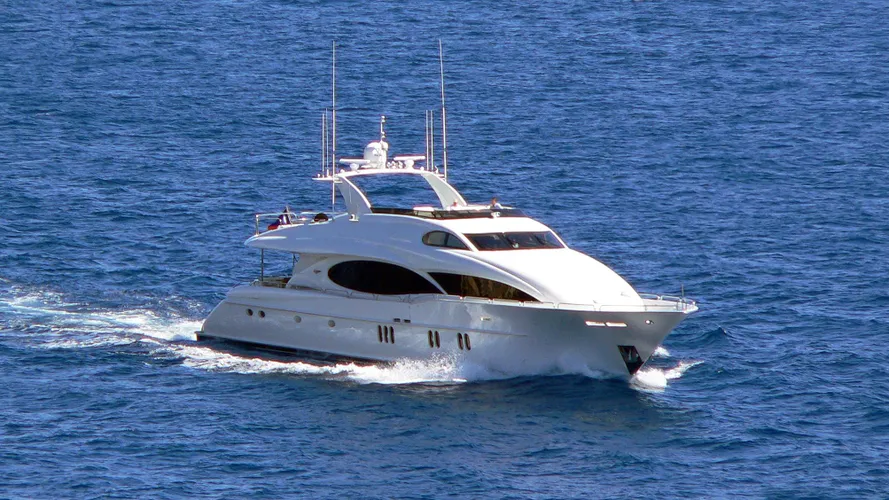 le-reve-motor-yacht-lazzara-110-sl-2006-33m-cruising-half-profile