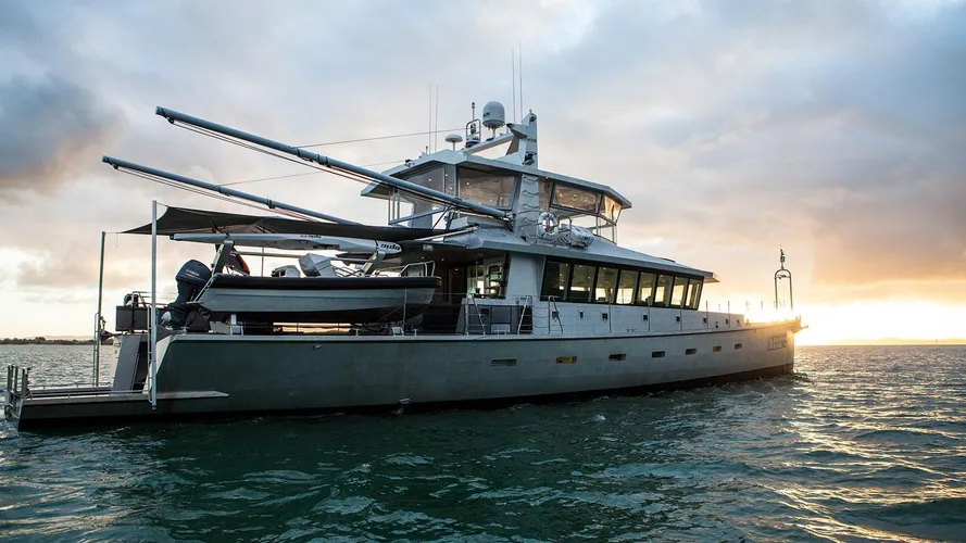 iceberg-motor-yacht-circa-marine-fpb-97-2015-34m-profile-stern