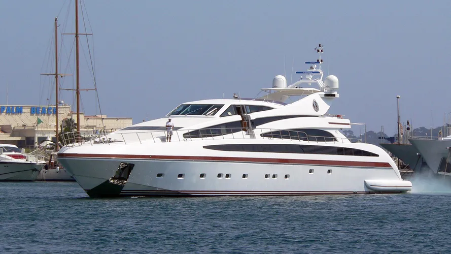 samja-motor-yacht-isa-133-2004-41m-cruising-half-profile