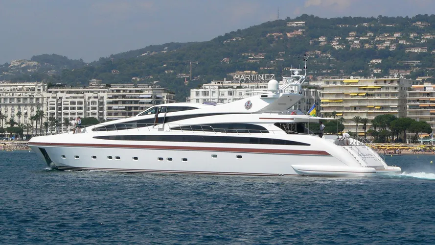 samja-motor-yacht-isa-133-2004-41m-cruising-profile