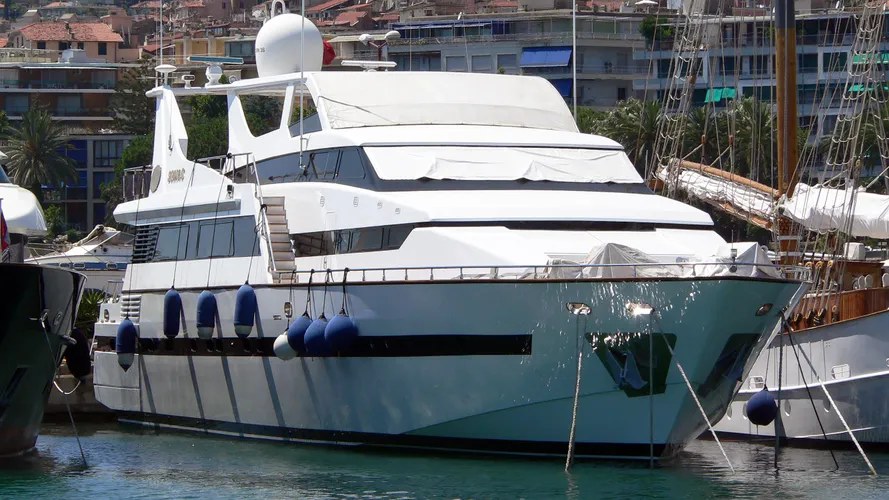 sonia-c-motor-yacht-versilmarina-mangusta-105-my-1991-31m-bow-moored