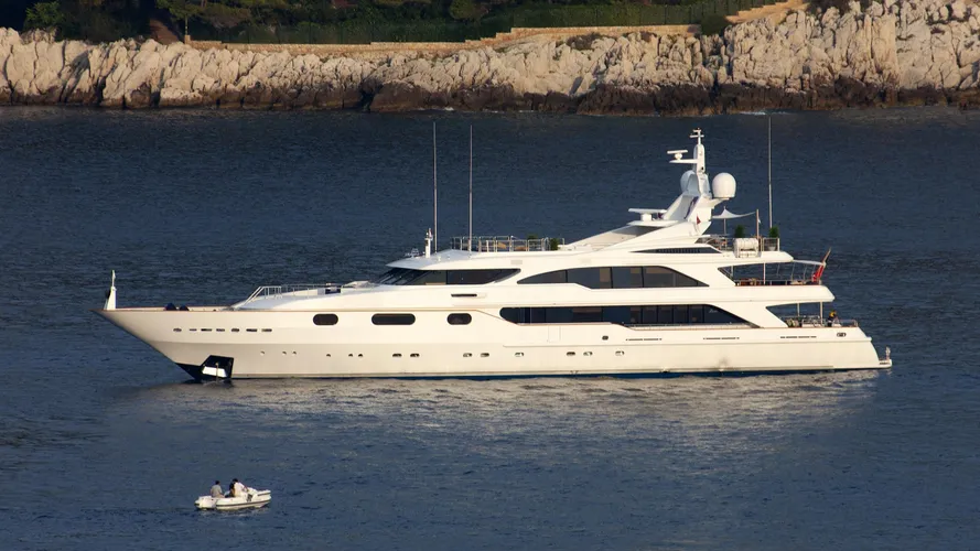 yolo-motor-yacht-benetti-1997-50m-profile