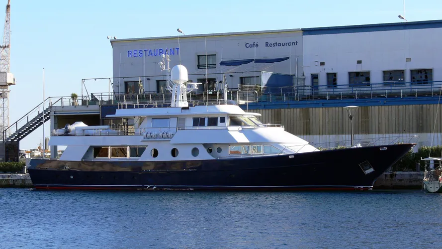 fayza-motor-yacht-nuevo-vulcano-1980-37m-profile