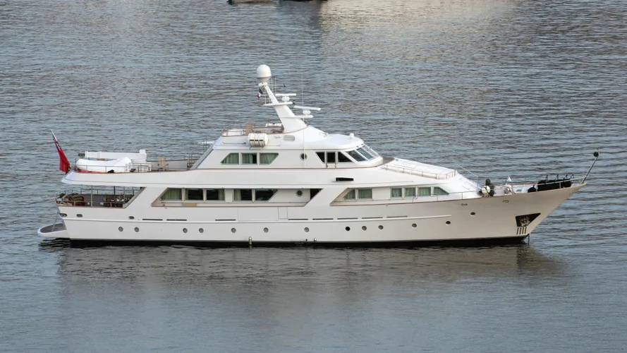 freemont-motor-yacht-benetti-1983-34m-profile