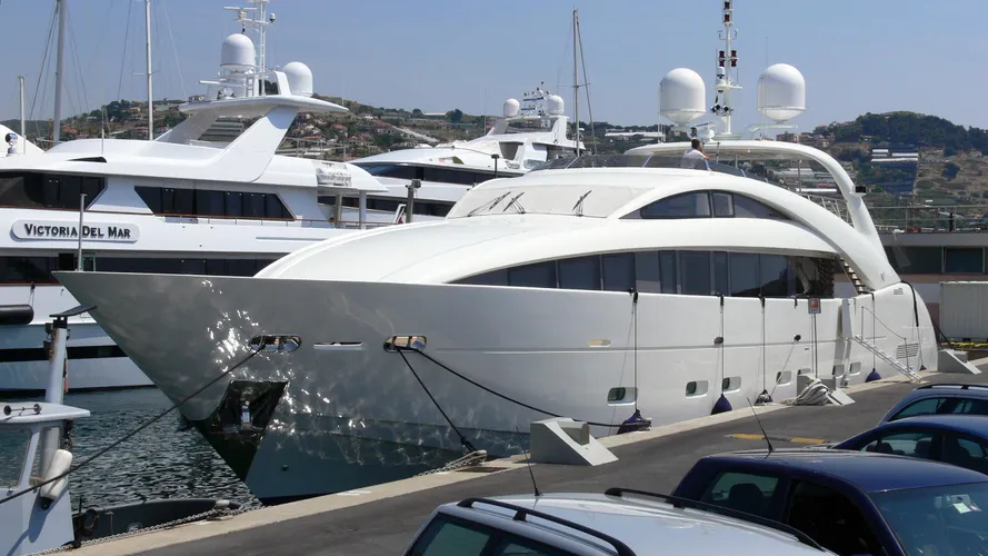 happy-hour-motor-yacht-isa-120-2005-37m-half-profile