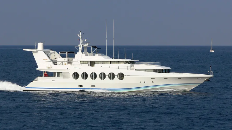 lady-arraya-motor-yacht-oceanfast-1990-40m-cruising-profile
