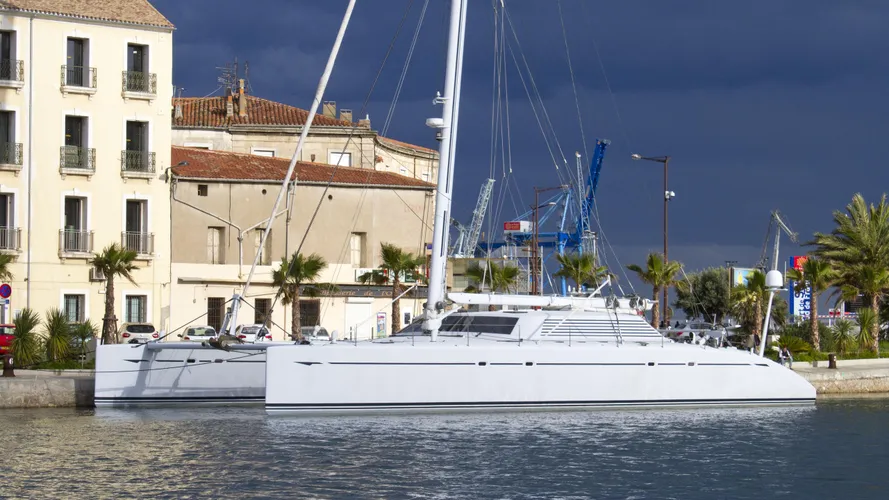 magic-cat-sailing-yacht-multiplast-1996-25m-half-profile