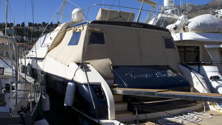 vacanze-romane-motor-yacht-riva-84-cantata-2000-26m-stern