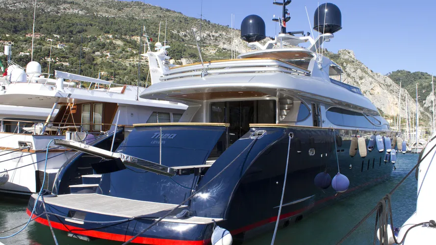 theo-motor-yacht-maiora-35m-2009-stern