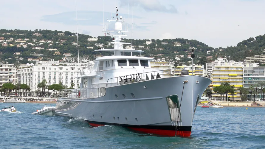 okeanis-motor-yacht-ocea-commuter-130-2003-40m-bow