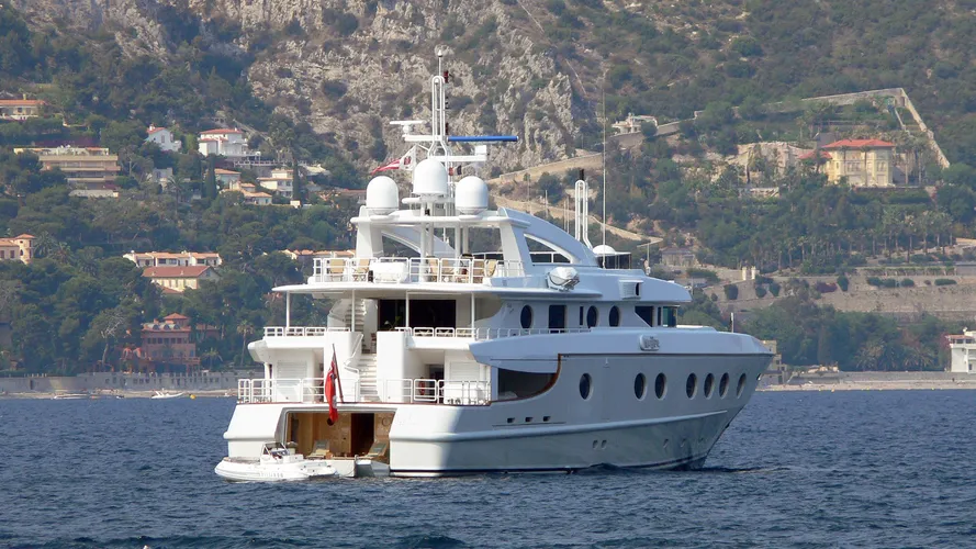 queen-aida-motor-yacht-benetti-2002-50m-stern