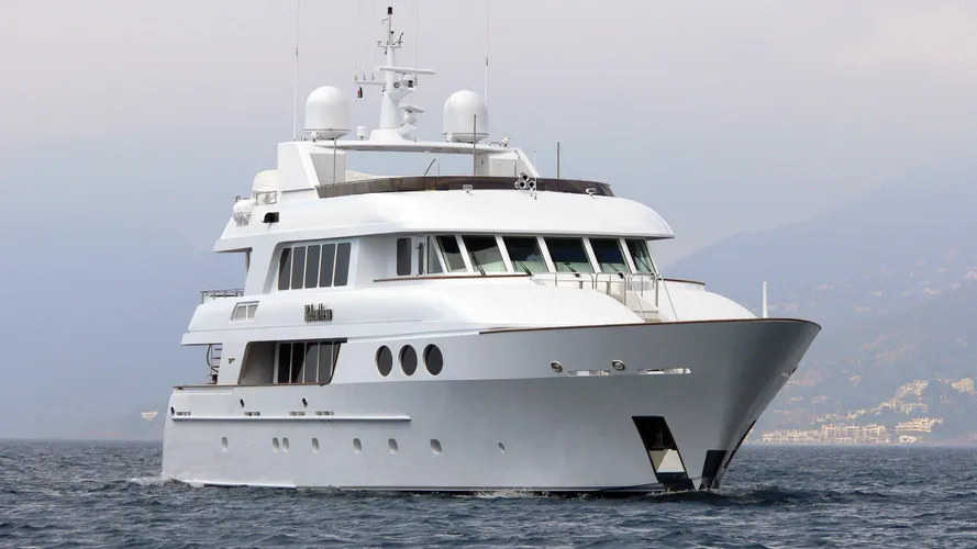 relentless-motor-yacht-trinity-142-2001-43m-bow