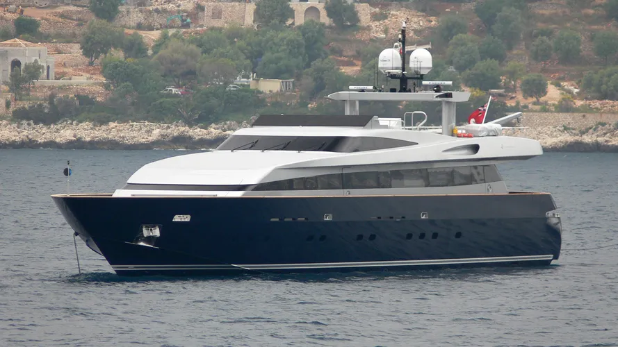 irock-motor-yacht-baglietto-2005-34m-bow