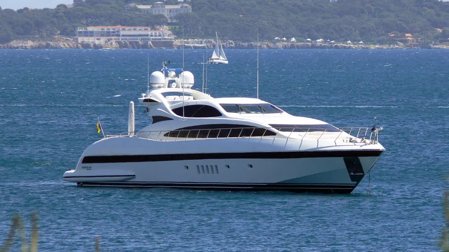 serenada-motor-yacht-overmarine-mangusta-105-2005-31m-half-profile