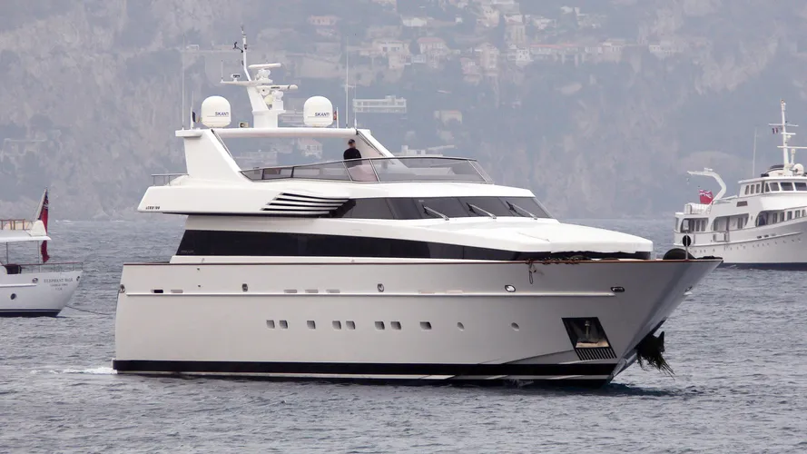 unica-motor-yacht-cantieri-di-pisa-akhir-30m-2003-half-profile