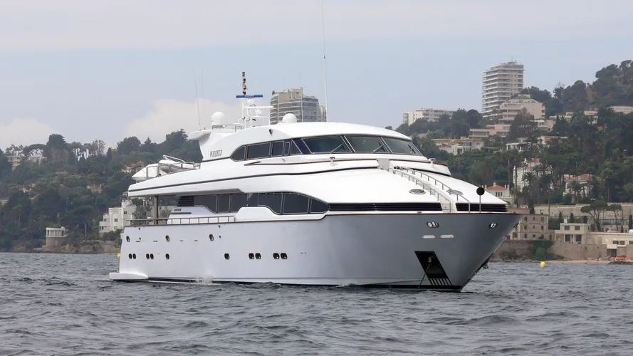wheels-motor-yacht-horizon-2002-36m-bow