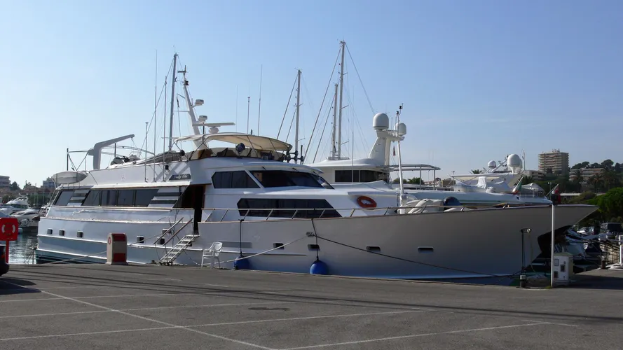 lady-ola-motor-yacht-broward-1984-30m-profile