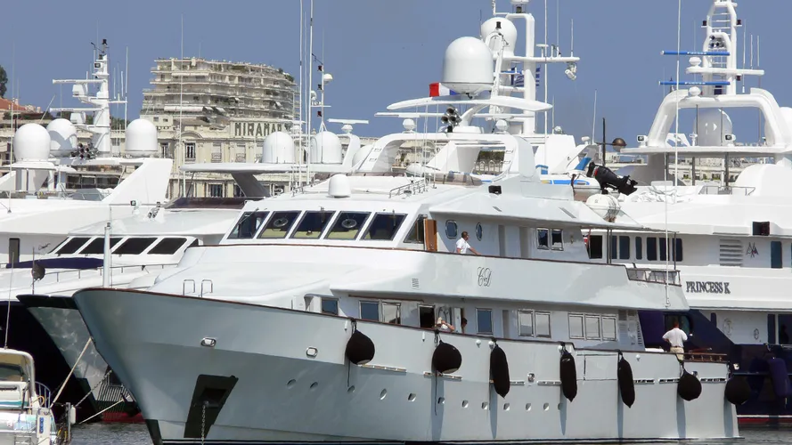 cd-two-motor-yacht-nicolini-1993-43m-bow-moored